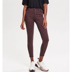Spodnie w paski slim fit - Wielobarwn. Szare spodnie damskie Reserved, z jeansu. W wyprzedaży za 49,99 zł.