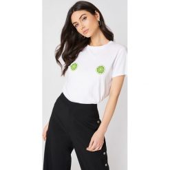 NA-KD T-shirt Lime - White. Białe t-shirty damskie NA-KD, z nadrukiem, z bawełny, z okrągłym kołnierzem. W wyprzedaży za 29,18 zł.