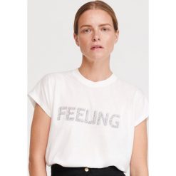 T-shirt z wyszywanym napisem - Kremowy. Białe t-shirty damskie Reserved, s, z napisami, bez kołnierzyka. Za 59,99 zł.