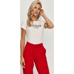 Guess Jeans - T-shirt. Czarne bluzki damskie Guess Jeans, s, z nadrukiem, z elastanu, casualowe, z okrągłym kołnierzem. Za 139,90 zł.