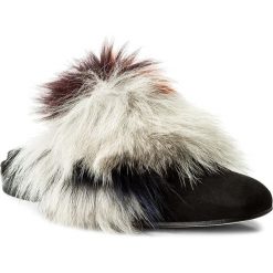 Klapki STUART WEITZMAN - Furgetit Carnival Furmania. Czarne klapki damskie marki Stuart Weitzman, bez wzorów, ze skóry, bez obcasa, na obcasie. W wyprzedaży za 1699,00 zł.