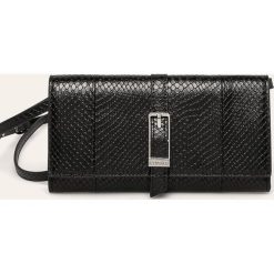 Calvin Klein - Kopertówka. Czarne kopertówki damskie Calvin Klein, na co dzień, w paski, ze skóry ekologicznej, casualowe, na ramię, małe, bez dodatków. Za 359,90 zł.