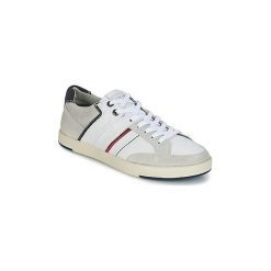 Buty Levis BEYERS. Białe trampki męskie marki Levi's®, bez wzorów, bez zapięcia. Za 319,20 zł.
