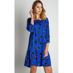 Niebieska sukienka w kocie wzory RABARBAR. Niebieskie sukienki damskie RABARBAR, na co dzień, na jesień, s, z aplikacjami, z tkaniny, bez kołnierzyka, bez rękawów, proste. W wyprzedaży za 209,00 zł.