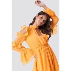 Andrea Hedenstedt x NA-KD Zwiewna sukienka maxi z wycięciami - Orange. Pomarańczowe długie sukienki marki Andrea Hedenstedt x NA-KD, z poliesteru, z asymetrycznym kołnierzem, z długim rękawem, asymetryczne. Za 242,95 zł.