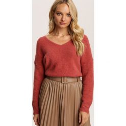 Ciemnoróżowy Sweter Bateilla. Różowe swetry damskie Renee, s, bez wzorów, casualowe, bez rękawów, bez kaptura. Za 139,99 zł.