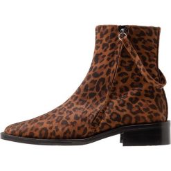 Topshop AUBREY Botki beige. Pomarańczowe botki damskie marki Topshop, ze skóry, klasyczne, bez obcasa, bez zapięcia. Za 419,00 zł.