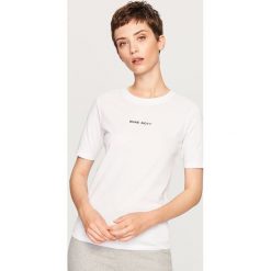 T-shirt z napisem - Biały. Białe t-shirty damskie Reserved, l, z napisami. Za 19,99 zł.