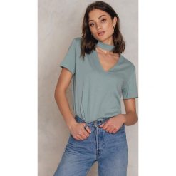 NA-KD T-shirt z dekoltem V - Green. Zielone t-shirty damskie NA-KD, z bawełny, z chokerem. W wyprzedaży za 18,29 zł.