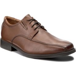 Półbuty CLARKS - Tilden Walk 261300957 Dark Tan Leather. Pomarańczowe buty wizytowe męskie Clarks, bez wzorów, ze skóry ekologicznej, eleganckie, bez zapięcia. W wyprzedaży za 199,00 zł.