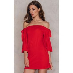 Sukienki hiszpanki: Boohoo Sukienka Tie Bardot – Red