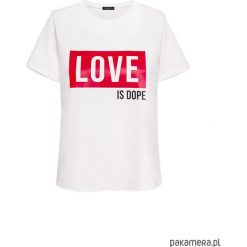 T-shirt LOVE biały. Białe t-shirty damskie Pakamera, z napisami, z dzianiny, bez kołnierzyka. Za 160,00 zł.