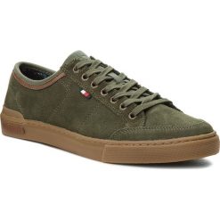 Tenisówki TOMMY HILFIGER - Core Suede Lace Up S FM0FM01898 Olive Night 010. Zielone trampki męskie TOMMY HILFIGER, bez wzorów, z zamszu, bez zapięcia. W wyprzedaży za 279,00 zł.
