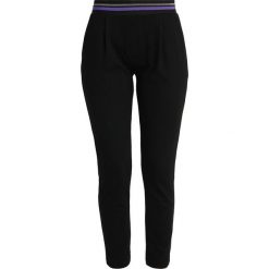 Betty & Co Spodnie treningowe black. Czarne spodnie damskie Betty & Co, z elastanu. Za 349,00 zł.