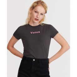 T-shirt z napisem - Szary. Szare t-shirty damskie Reserved, s, z napisami, bez kołnierzyka. Za 29,99 zł.