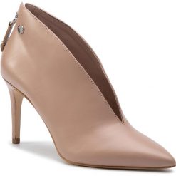 Szpilki GUESS - Boana4 FL7BOA LEA09 NUDE. Brązowe półbuty damskie Guess, z aplikacjami, ze skóry ekologicznej, eleganckie, bez obcasa, na obcasie, bez zapięcia. Za 689,00 zł.