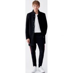 Płaszcz basic z wysokim kołnierzem. Czarne płaszcze męskie marki Pull&Bear, m. Za 299,00 zł.