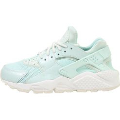 Nike Sportswear AIR HUARACHE RUN Sneakersy niskie igloo/summit white. Zielone trampki i tenisówki damskie Nike Sportswear, bez wzorów, z tworzywa sztucznego, bez zapięcia. W wyprzedaży za 423,20 zł.