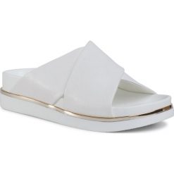 Klapki KEDDO - 807280/11-01E White. Białe klapki damskie Keddo, bez wzorów, ze skóry ekologicznej, bez obcasa. W wyprzedaży za 129,00 zł.
