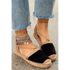 Espadryle KORINA BLACK. Czarne espadryle damskie Espadryle KORINA BLACK, bez wzorów, bez obcasa. W wyprzedaży za 79,00 zł.