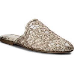 Klapki HEGO'S MILANO - 1024 Pizzo Lam. Oro. Żółte klapki damskie Hego's Milano, bez wzorów, ze skóry, bez obcasa, na obcasie. W wyprzedaży za 249,00 zł.