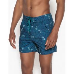 Długie boardshorty w tropikalny wzór. Zielone kąpielówki męskie marki LA REDOUTE CREATION. Za 138,56 zł.