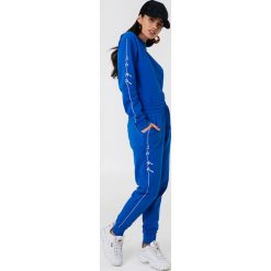 NA-KD Spodnie dresowe - Blue. Niebieskie spodnie damskie NA-KD, z bawełny. Za 121,95 zł.