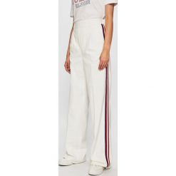 Tommy Hilfiger - Spodnie. Białe spodnie damskie TOMMY HILFIGER, bez wzorów, z elastanu, casualowe. Za 639,90 zł.