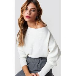 Swetry klasyczne damskie: Trendyol Sweter z odkrytymi ramionami - Offwhite