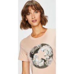 Converse - Top. Różowe topy damskie marki Converse, s, z nadrukiem, z bawełny, z okrągłym kołnierzem. W wyprzedaży za 79,90 zł.
