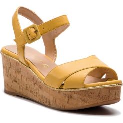 Sandały UNISA - Kenti 19 Nt Yellow Nature. Żółte klapki damskie Unisa, bez wzorów, ze skóry, bez obcasa, na obcasie. W wyprzedaży za 299,00 zł.