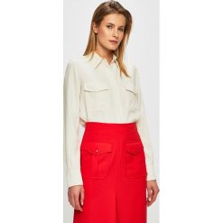 Calvin Klein - Koszula. Białe bluzki damskie Calvin Klein, bez wzorów, z poliesteru, klasyczne, z klasycznym kołnierzykiem, z długim rękawem. W wyprzedaży za 429,90 zł.
