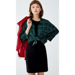 Krótka sukienka z drobnego sztruksu. Sukienki małe czarne marki Pull&Bear, ze sztruksu, z krótkim rękawem. Za 69,90 zł.