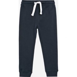 Blukids - Spodnie dziecięce 98-128 cm. Czarne spodnie chłopięce marki Blukids, z bawełny. W wyprzedaży za 29,90 zł.