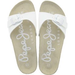 Pepe Jeans - Klapki Oban. Białe klapki damskie Pepe Jeans, bez wzorów, z jeansu, bez obcasa, na obcasie. W wyprzedaży za 99,90 zł.