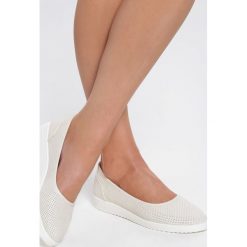 Beżowe Półbuty Sought After. Brązowe półbuty damskie Inny, bez wzorów, z okrągłym noskiem, bez obcasa, bez zapięcia. Za 59,99 zł.
