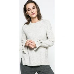Vero Moda - Sweter. Szare swetry klasyczne damskie Vero Moda, l, z dzianiny, z okrągłym kołnierzem. W wyprzedaży za 69,90 zł.