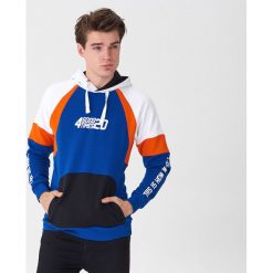 Bluza z nadrukiem - Niebieski. Niebieskie bluzy męskie House, xl, z nadrukiem, bez kołnierzyka, bez rękawów, bez kaptura. Za 69,99 zł.