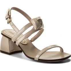 Sandały STUART WEITZMAN - Rosetta XL17483 Cashew Gloss. Brązowe klapki damskie Stuart Weitzman, z aplikacjami, ze skóry, bez obcasa, na obcasie. W wyprzedaży za 1069,00 zł.