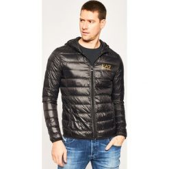 Kurtka puchowa EA7 Emporio Armani 8NPB02 PN29Z 0208. Czarne kurtki męskie EA7 Emporio Armani, xs, bez wzorów, z puchu, bez kaptura. W wyprzedaży za 489,00 zł.