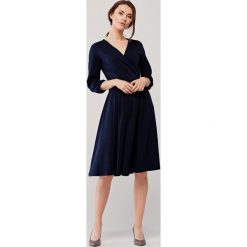 Sukienka Larissa granatowa S niebieski. Niebieskie sukienki damskie s, bez wzorów, z elastanu, eleganckie, z klasycznym kołnierzykiem, bez rękawów, rozkloszowane. Za 297,00 zł.