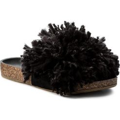 Klapki UGG - W Cindi 1020079 W/Blk. Czarne klapki damskie marki Ugg, bez wzorów, ze skóry, bez obcasa. W wyprzedaży za 379,00 zł.