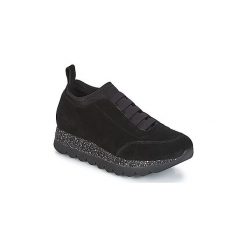 Buty Café Noir BARRYM. Czarne trampki i tenisówki damskie Café Noir, bez wzorów, z zamszu, bez zapięcia. Za 347,40 zł.