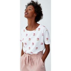 Koszulka z krótkim rękawem w jednorożce. Białe t-shirty damskie Pull&Bear. Za 29,90 zł.