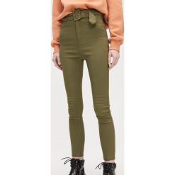 Jeansy high waist z paskiem - Khaki. Brązowe jeansy damskie Cropp, bez wzorów, z jeansu, z podwyższonym stanem. Za 79,99 zł.