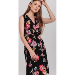 Czarna Sukienka Self-Sacrificing. Czarne sukienki damskie other, s, w kwiaty, z materiału, eleganckie, bez kołnierzyka, bez rękawów, midi, kopertowe. Za 49,99 zł.