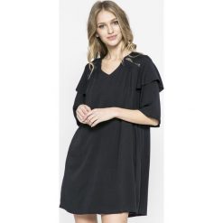 Answear - Sukienka Agra. Szare sukienki mini ANSWEAR, na co dzień, l, z materiału, casualowe, z krótkim rękawem, proste. W wyprzedaży za 79,90 zł.