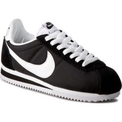 Buty NIKE - Classic Cortez Nylon 749864 011 Black/White. Czarne półbuty damskie Nike, bez wzorów, ze skóry ekologicznej, bez obcasa, na płaskiej podeszwie, bez zapięcia. W wyprzedaży za 249,00 zł.