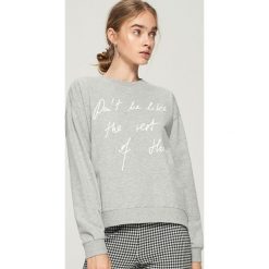 Bluza z hasłem - Jasny szar. Białe bluzy damskie marki Sinsay, l, z napisami. Za 29,99 zł.