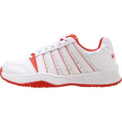 KSWISS COURT SMASH OMNI Obuwie multicourt white/fiesta. Białe buty sportowe damskie K-SWISS, ze skóry, outdoorowe. Za 209,00 zł.